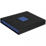 Коробка Plus, черная с синим, 21,5х17,3х3,3 см; внутренние размеры: 20,3х16,3х2,4 см