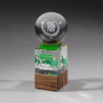 Награда из стекла в форме глобуса на постаменте из натурального дерева с декоративным цветным элементом CV668 A-GN